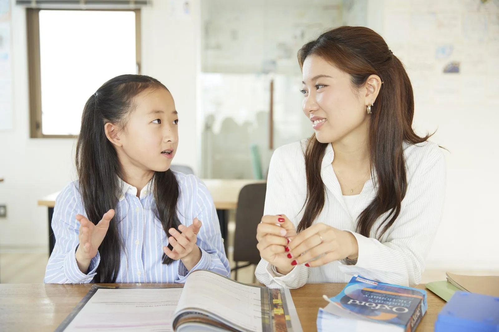 バイリンガル教師と小学生が英語で対話しているレッスンの様子